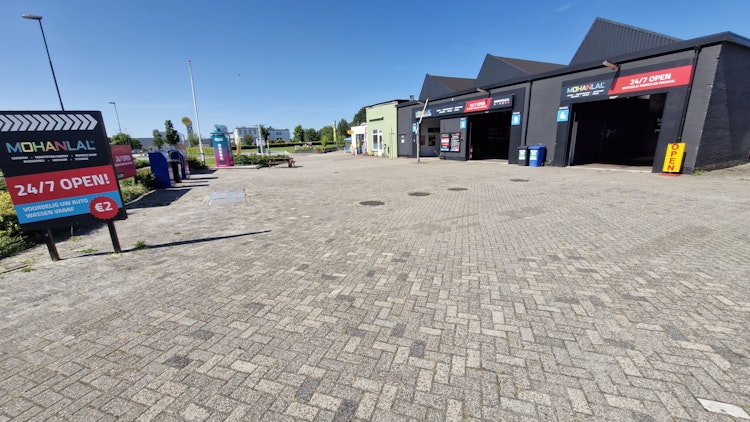 XXL carwash wasboxen onbemand tegenover tankstation